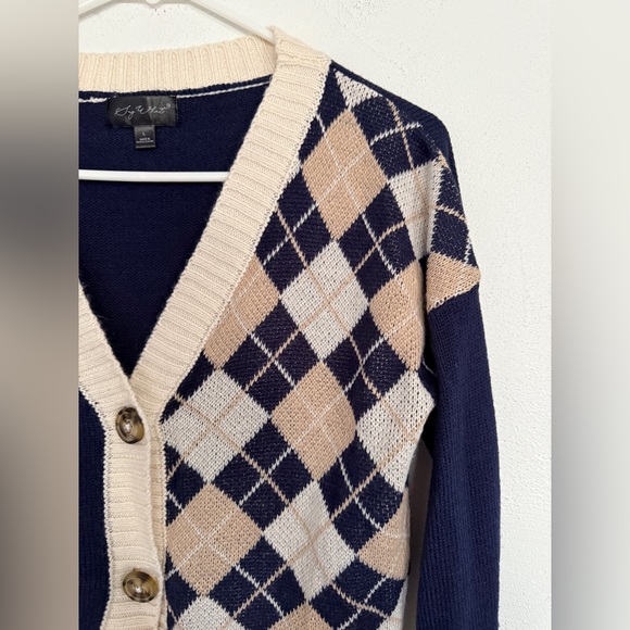 Large Navy and Cream Argyle Sweater - Picture 5 of 11